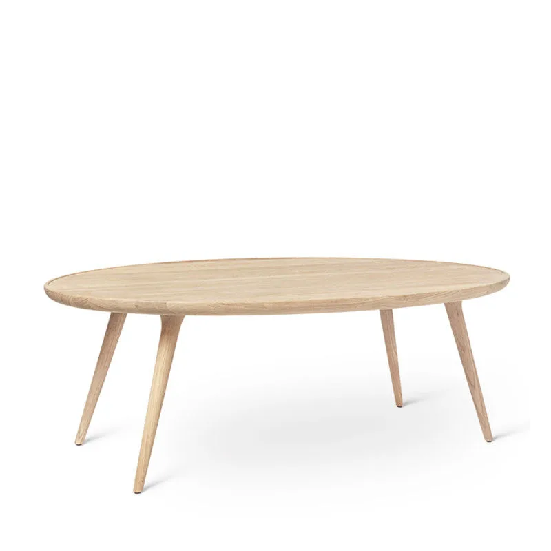 Accent Oval Lounge Table van Mater in Matt Lacquered Oak – productfoto