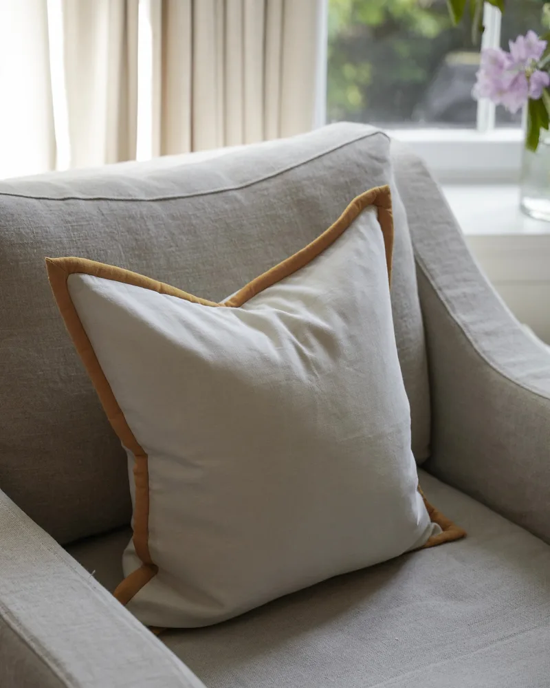 Lily Cushion Cover - Ochre de Meublé – photo d’ambiance