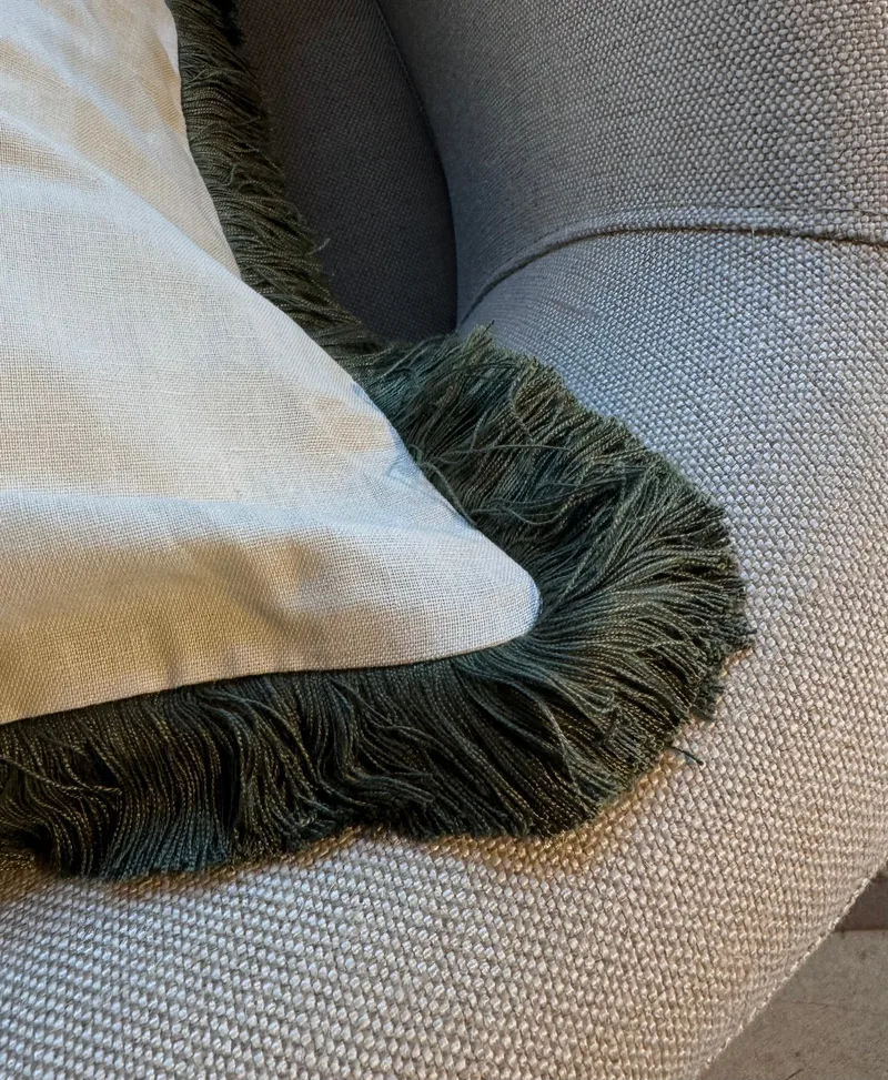 Fey Fringe Cushion Cover - Green von Meublé – Ambientefoto