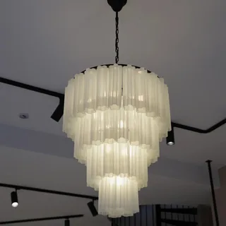 Fontaine Chandelier 4-Layer Black/Clear von Meublé – Ambientefoto 2 von 3