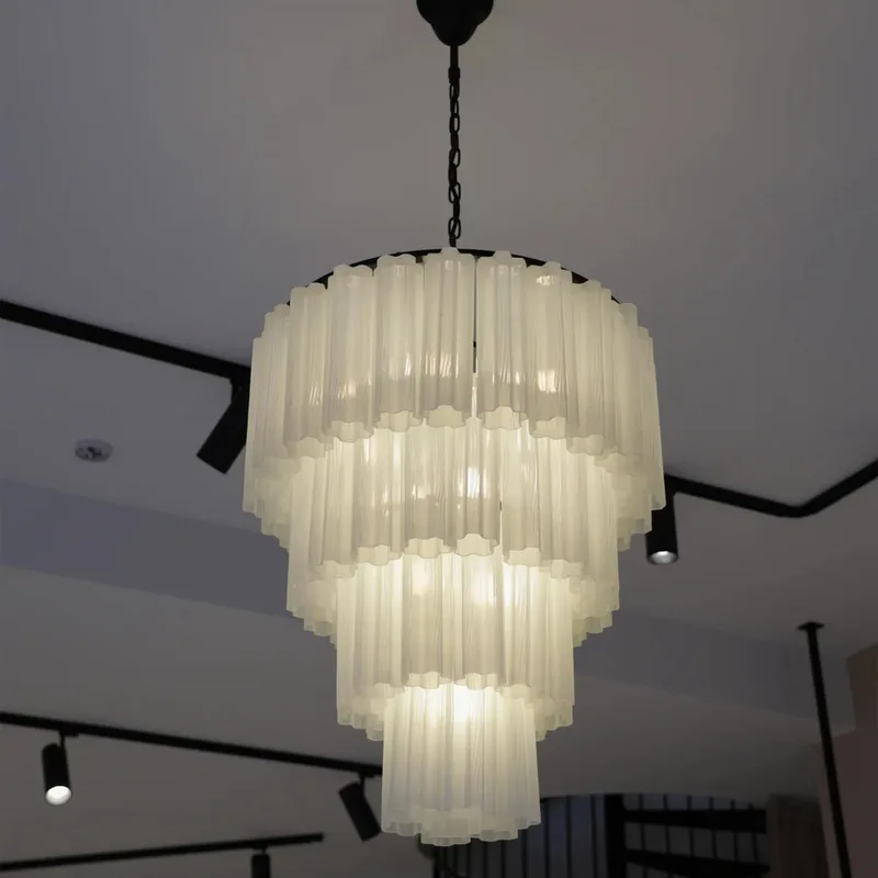 Fontaine Chandelier 4-Layer Black/Clear von Meublé – Ambientefoto 2 von 3