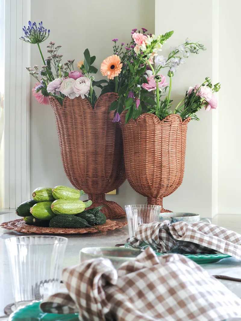 Ivy Rattan Vase S van Meublé – sfeerfoto