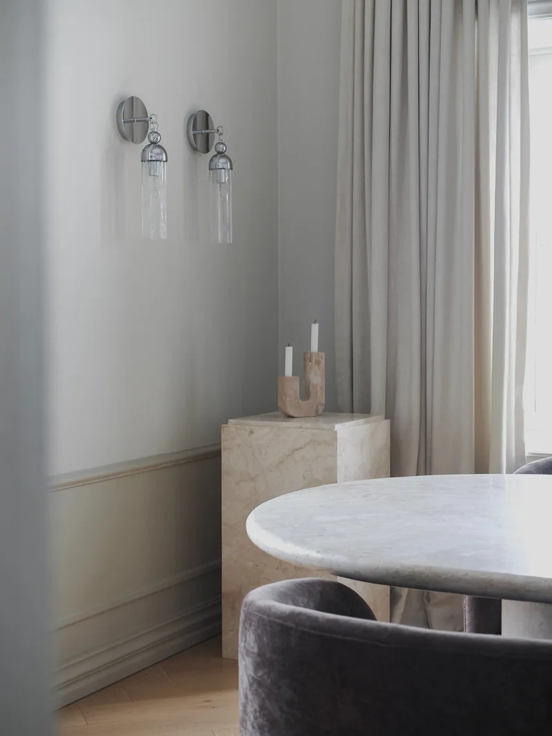 Hoxton Side Table Travertine L van Meublé – sfeerfoto