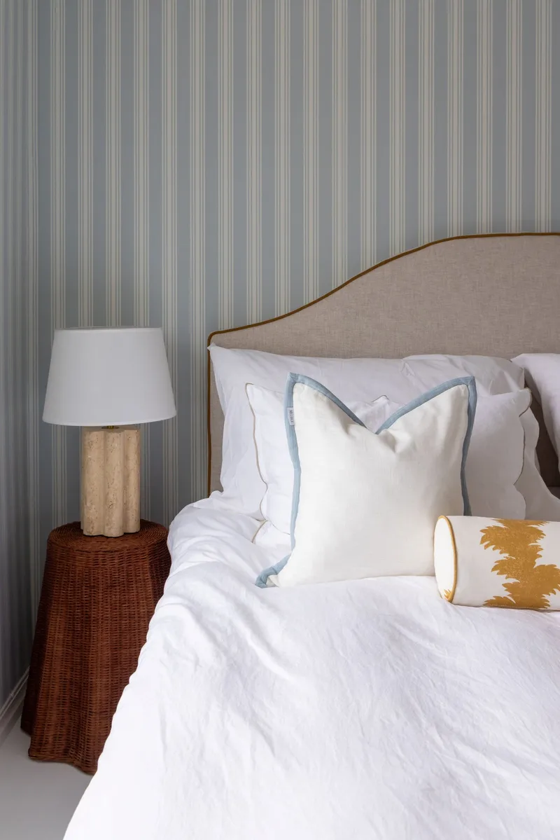 Harper Headborad Pale Sand w/yellow de Meublé en 120 – photo d’ambiance