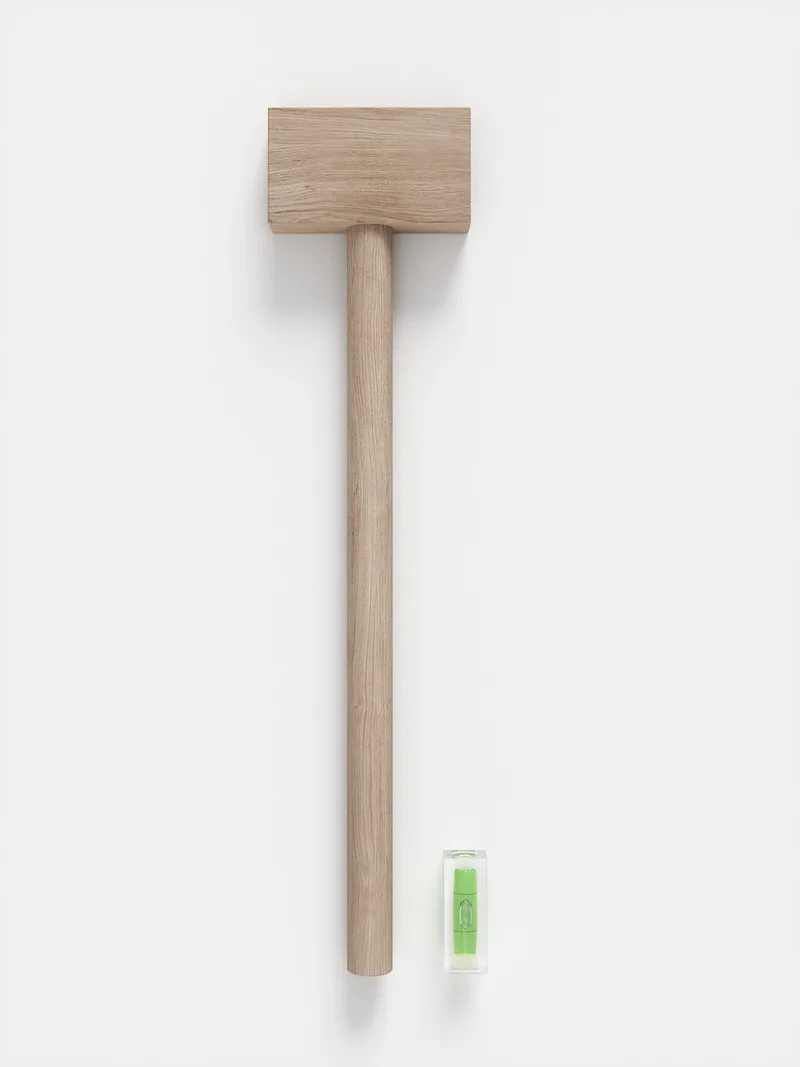 Part – Wooden hammer and water level van MOEBE – productfoto
