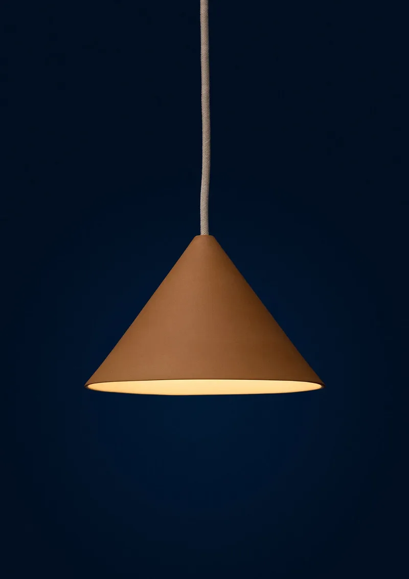 Ceramic Cone Pendant von MOEBE in Light Ochre – Produktfoto
