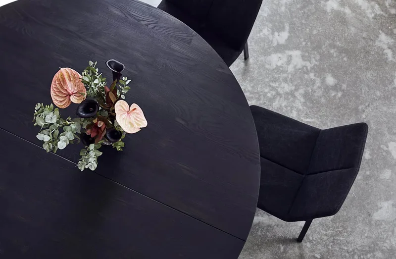 Dining table Space Black Ø150 – Woca black van MUUBS – sfeerfoto 1 van 7