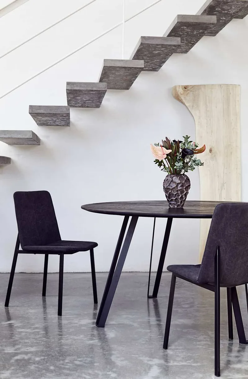 Dining table Space Black Ø150 – Woca black van MUUBS – sfeerfoto 6 van 7