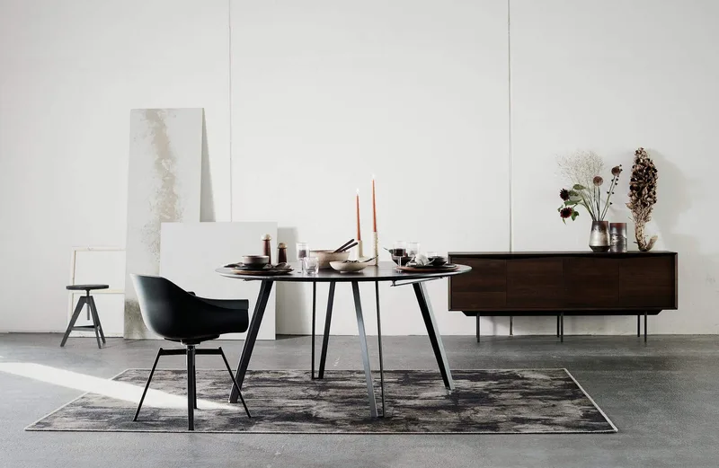 Dining table Space Black Ø150 – Woca black van MUUBS – sfeerfoto 2 van 7