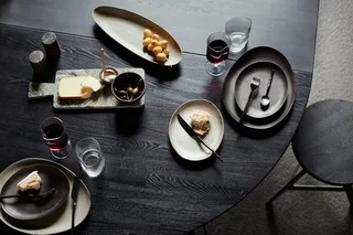 Dining table Space Black Ø150 – Woca black van MUUBS – sfeerfoto 5 van 7