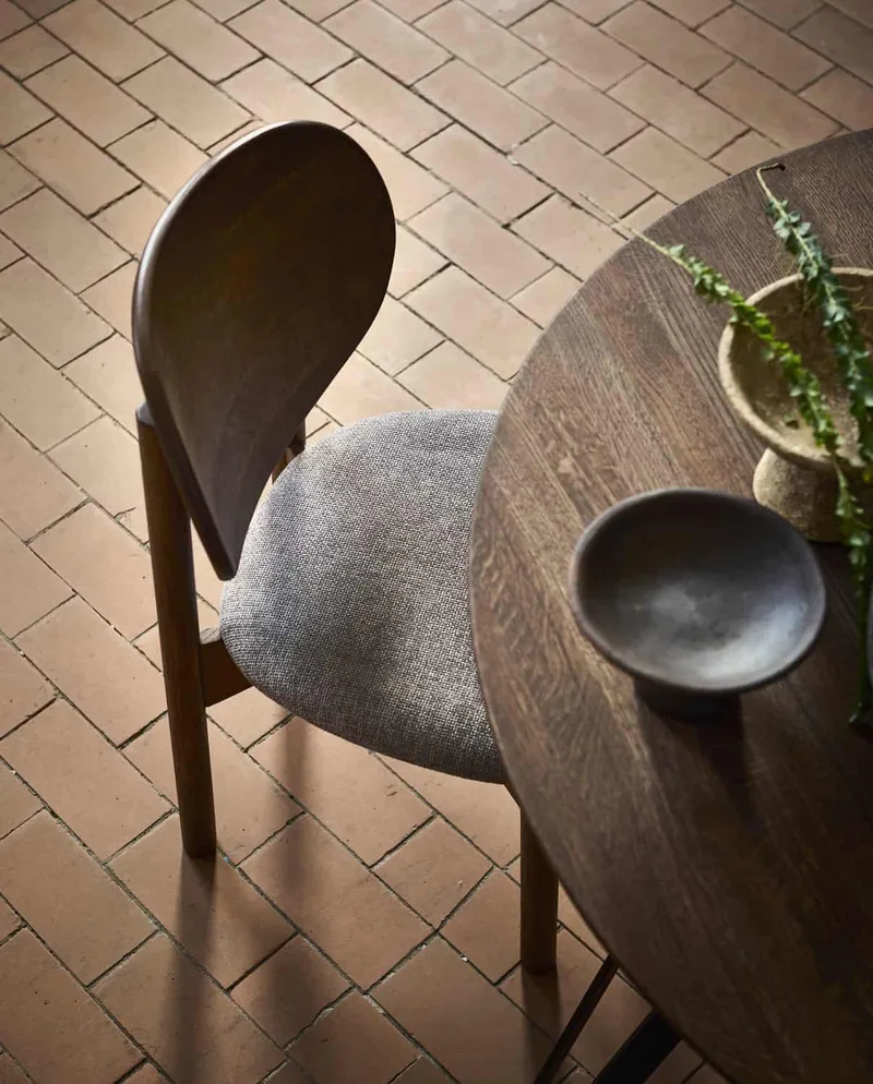 Dining table Space Smoked Ø120 van MUUBS – sfeerfoto 1 van 10