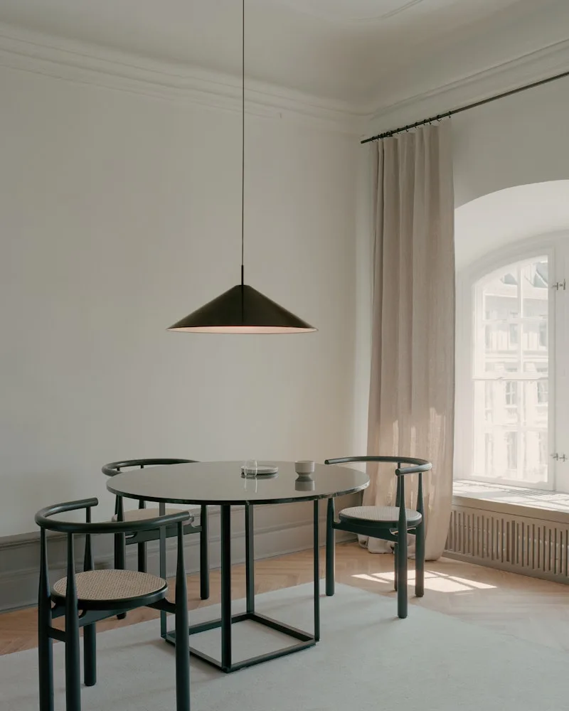 Brolly Pendant Lamp Ø70 van New Works – sfeerfoto 3 van 8