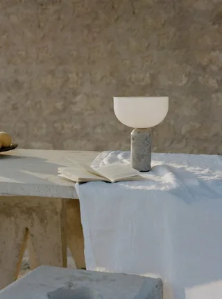 Kizu Portable Table Lamp van New Works – sfeerfoto 3 van 11
