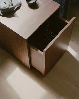 Mass Side Table w. Drawer van New Works – sfeerfoto 4 van 6