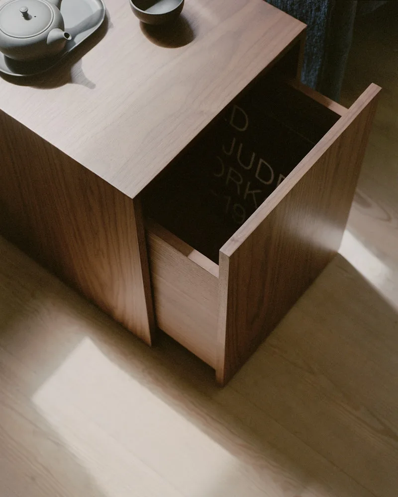 Mass Side Table w. Drawer van New Works – sfeerfoto 4 van 6