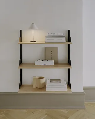 New Works Wall Shelf, 900 von New Works – Ambientefoto 3 von 5