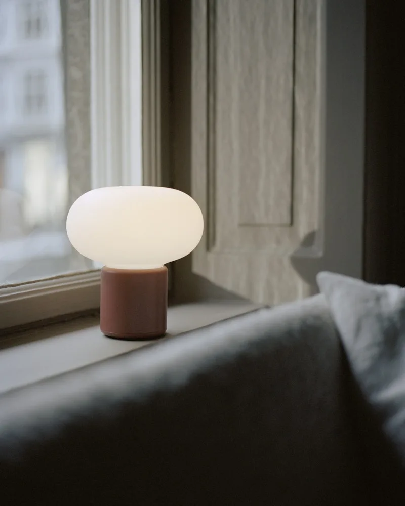 Karl-Johan Portable Table Lamp de New Works – photo d’ambiance 2 sur 5