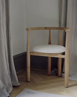 Bukowski Chair van New Works – sfeerfoto 9 van 10