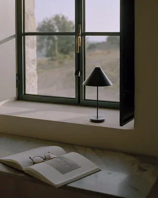 Brolly Portable Table Lamp de New Works – photo d’ambiance 3 sur 8