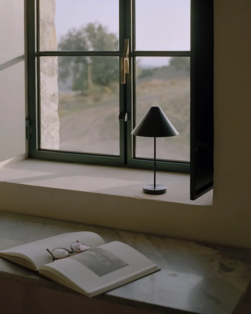 Brolly Portable Table Lamp de New Works – photo d’ambiance 3 sur 8