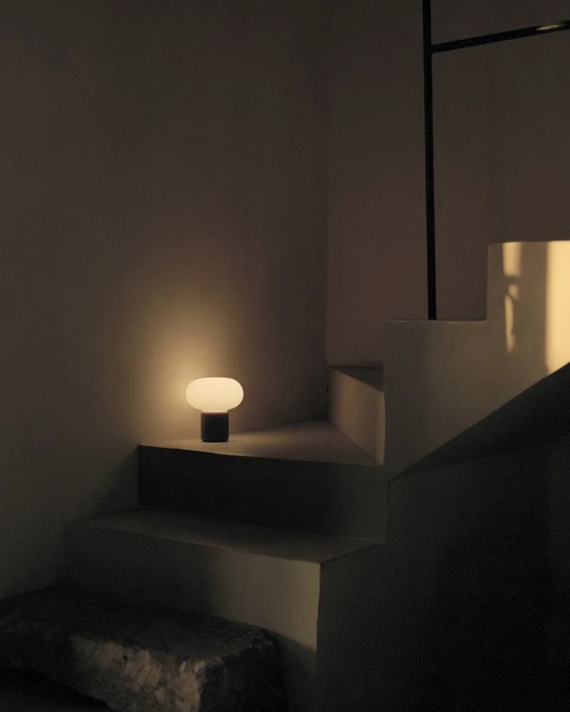 Karl-Johan Portable Table Lamp de New Works – photo d’ambiance 2 sur 5