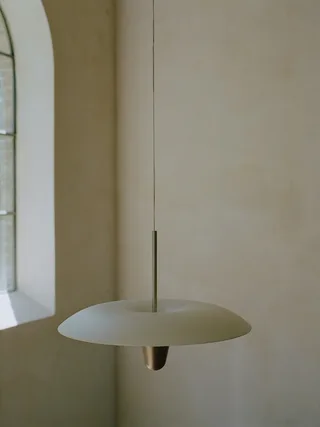 Kantarell Pendant Lamp Ø55 van New Works – sfeerfoto 7 van 9