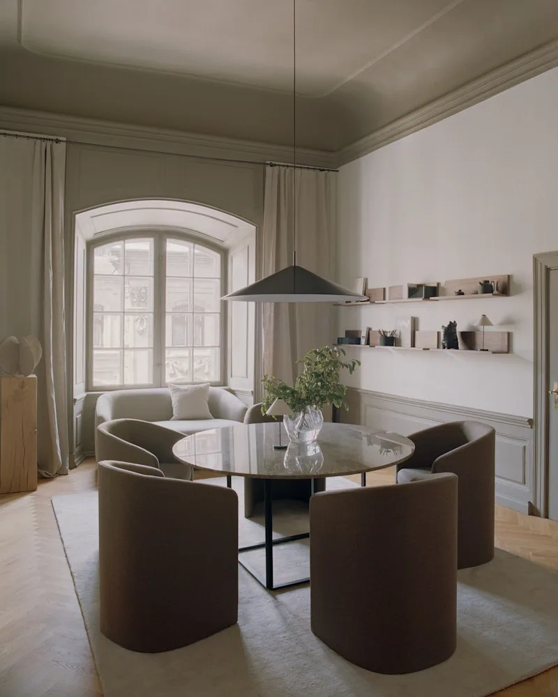 Brolly Pendant Lamp Ø90 van New Works – sfeerfoto 4 van 6