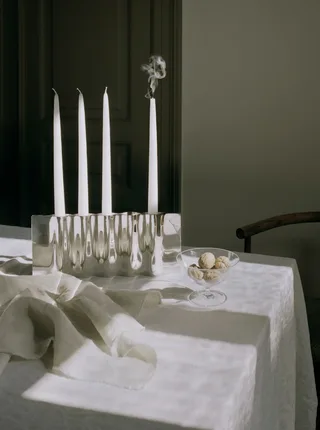 Ripply Candle Holder van New Works – sfeerfoto 2 van 7
