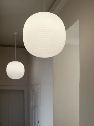 Lantern Pendant Lamp Large de New Works – photo d’ambiance 3 sur 6