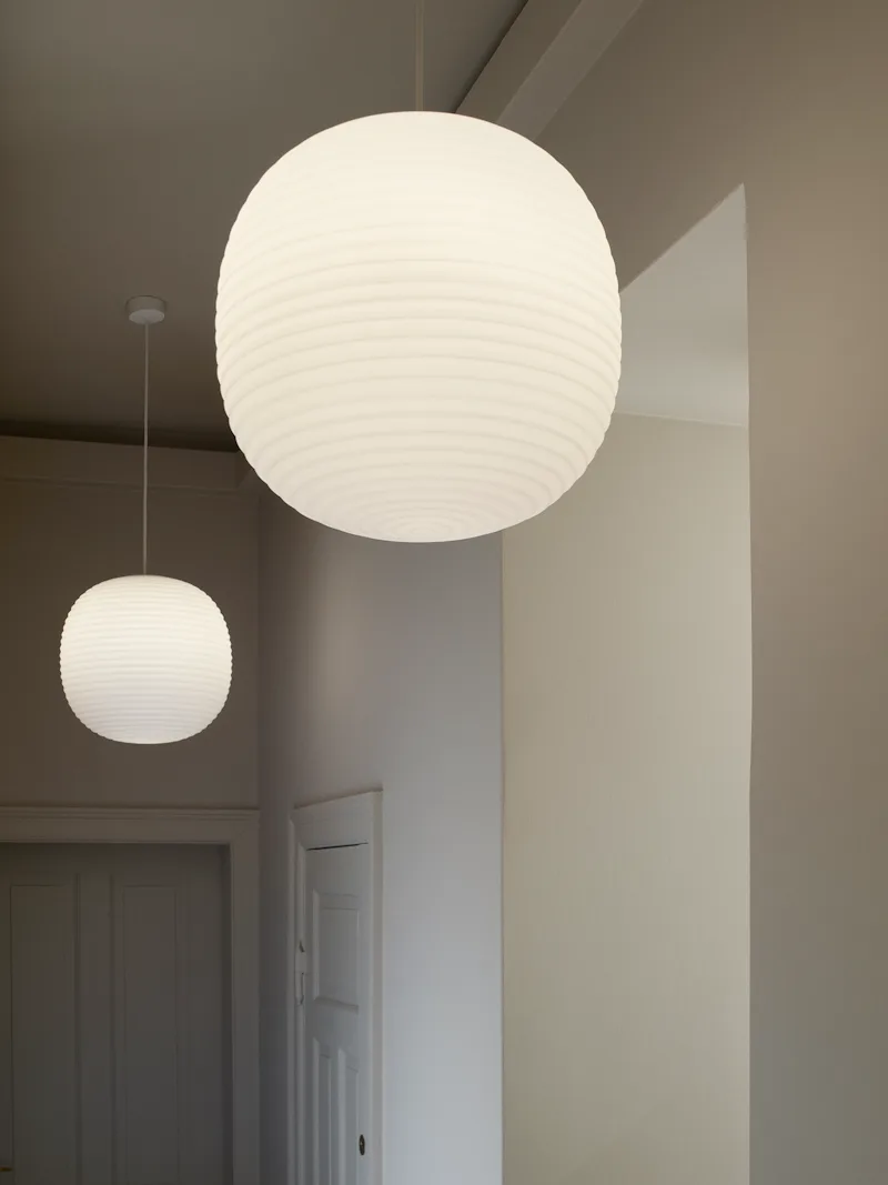 Lantern Pendant Lamp Large de New Works – photo d’ambiance 3 sur 6