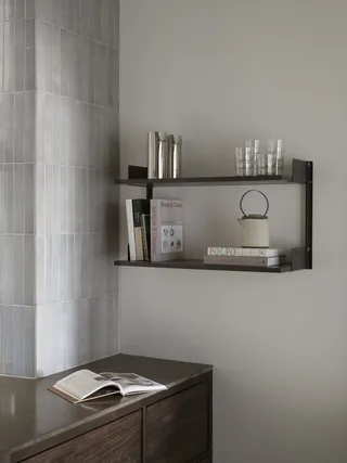 New Works Wall Shelf, 450 van New Works – sfeerfoto 3 van 5