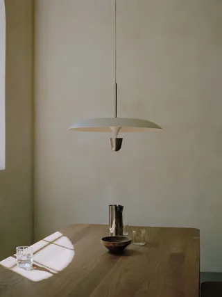Kantarell Pendant Lamp Ø55 van New Works – sfeerfoto 6 van 9