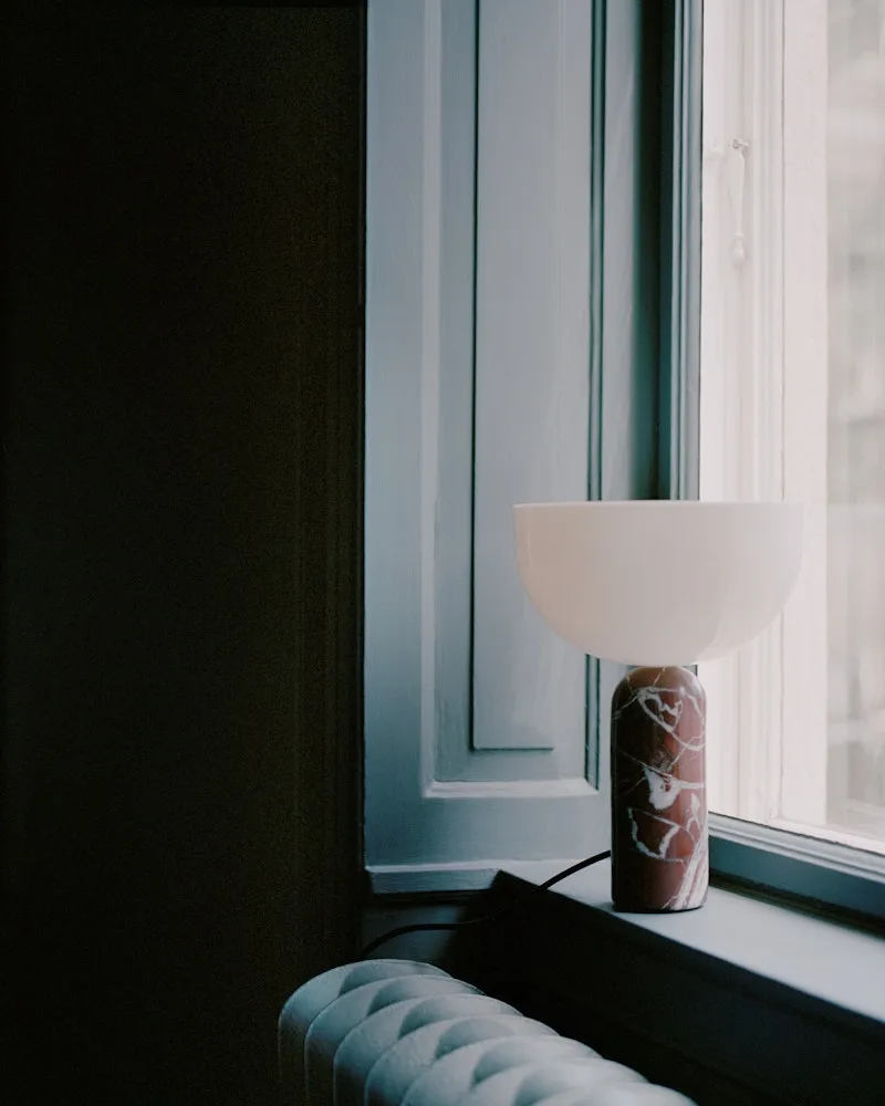 Kizu Table Lamp Small van New Works – sfeerfoto 2 van 4