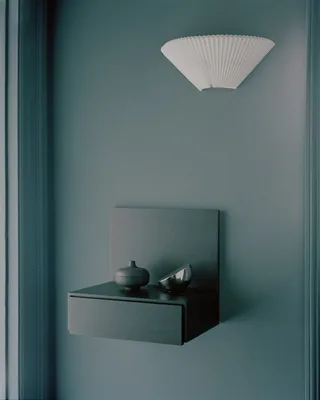 Tana Wall Mounted Nightstand van New Works – sfeerfoto 5 van 6