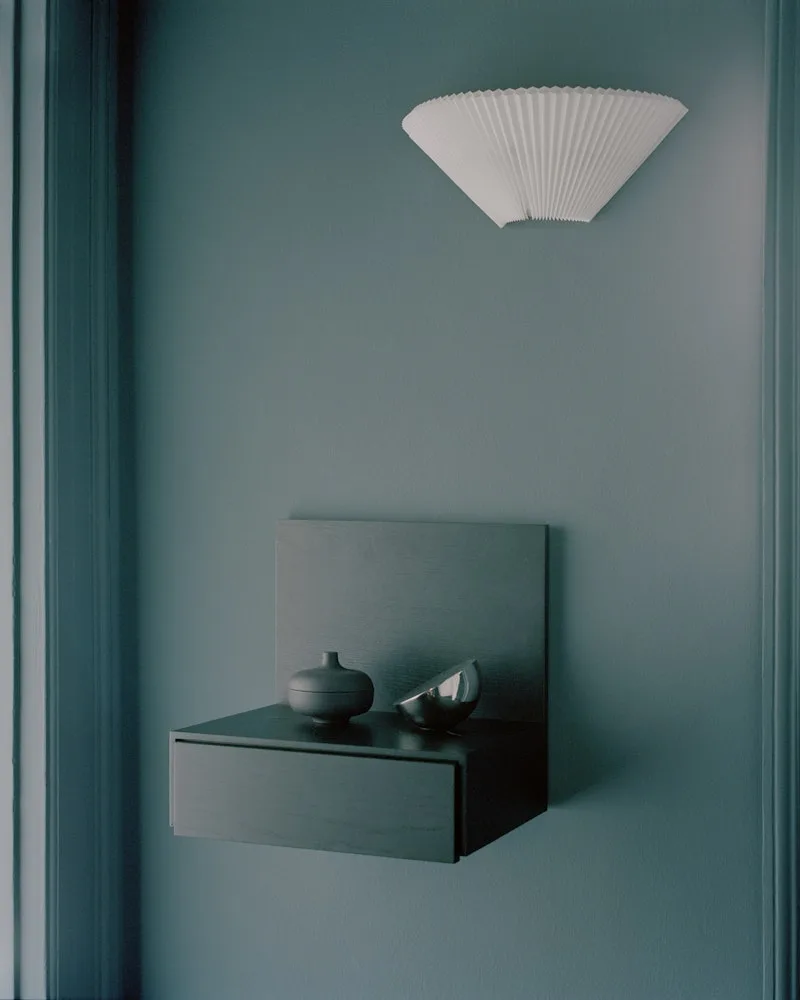 Tana Wall Mounted Nightstand van New Works – sfeerfoto 5 van 6