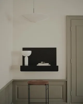 Tana Wall Mounted Desk de New Works – photo d’ambiance 2 sur 3
