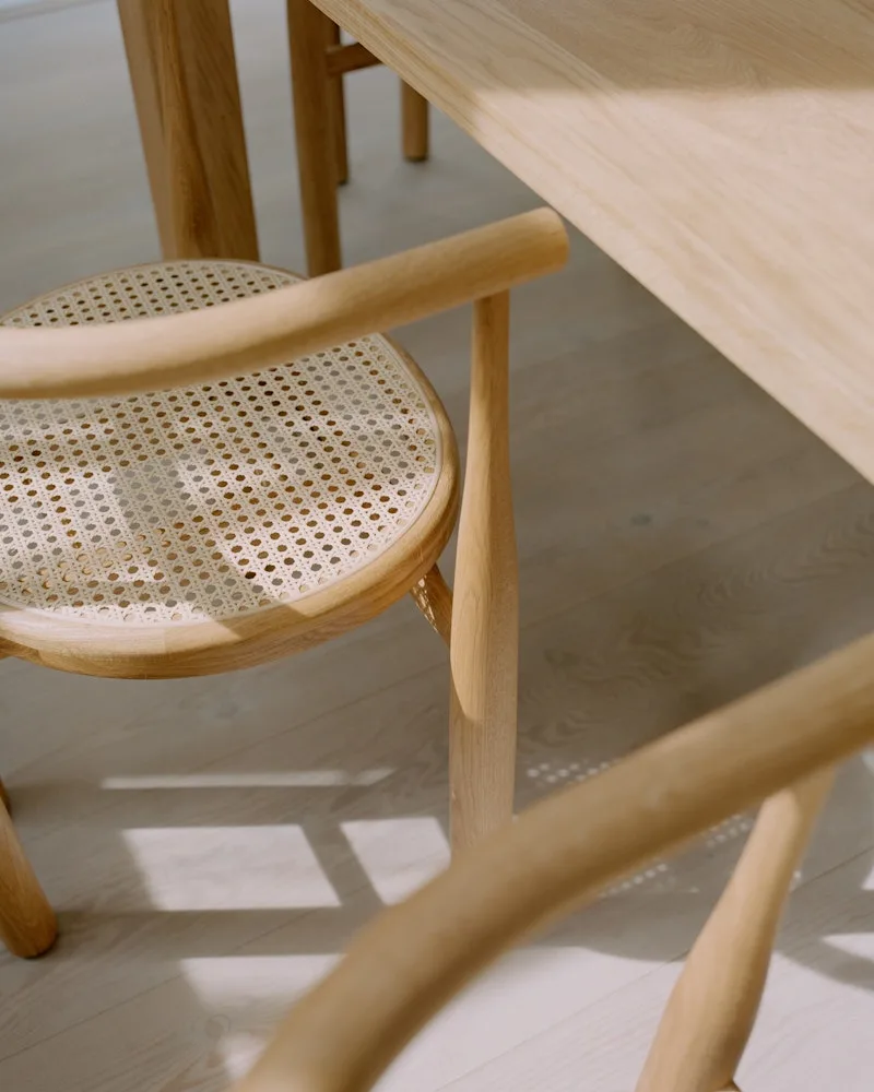 Bukowski Chair van New Works – sfeerfoto 9 van 11