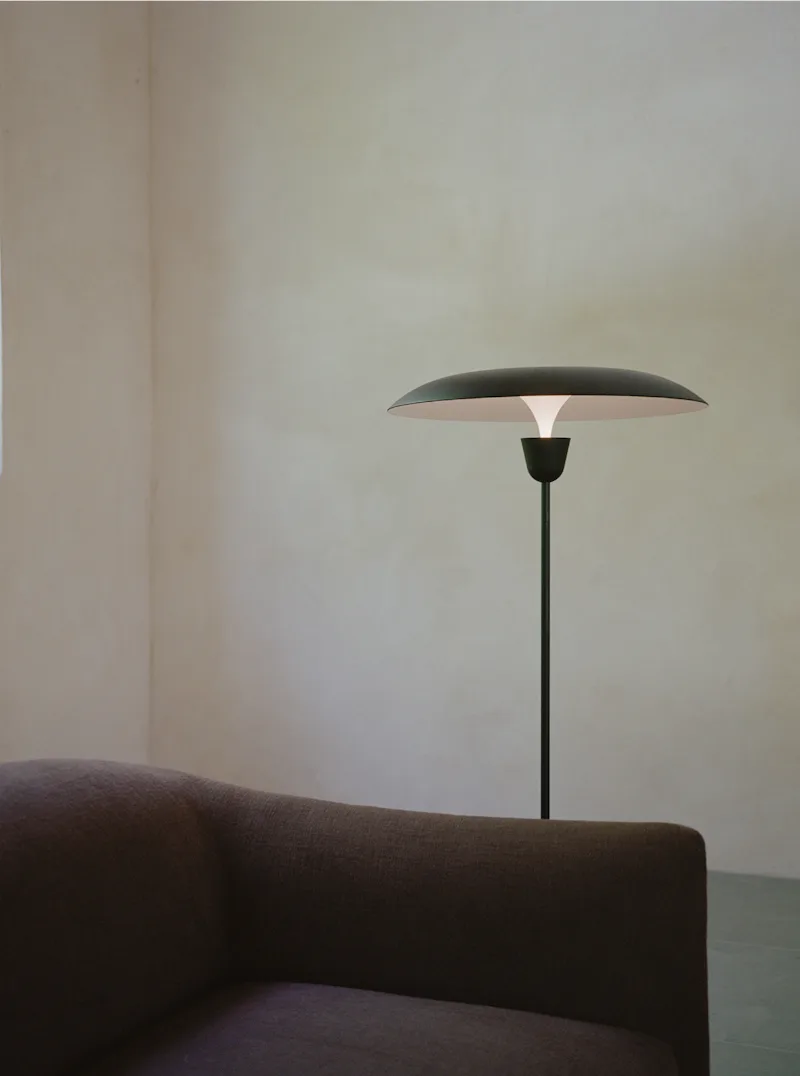 Kantarell Floor Lamp van New Works – sfeerfoto 4 van 7