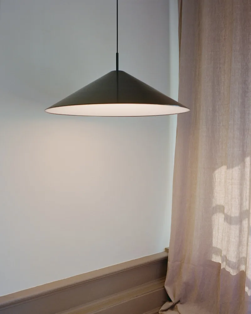 Brolly Pendant Lamp Ø70 van New Works – sfeerfoto 4 van 8