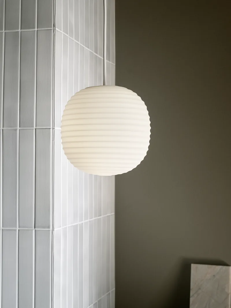 Lantern Pendant Lamp Small von New Works – Ambientefoto 3 von 4