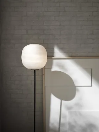 Lantern Floor Lamp de New Works – photo d’ambiance 3 sur 6