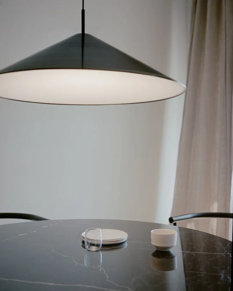 Brolly Pendant Lamp Ø70 van New Works – sfeerfoto 5 van 8