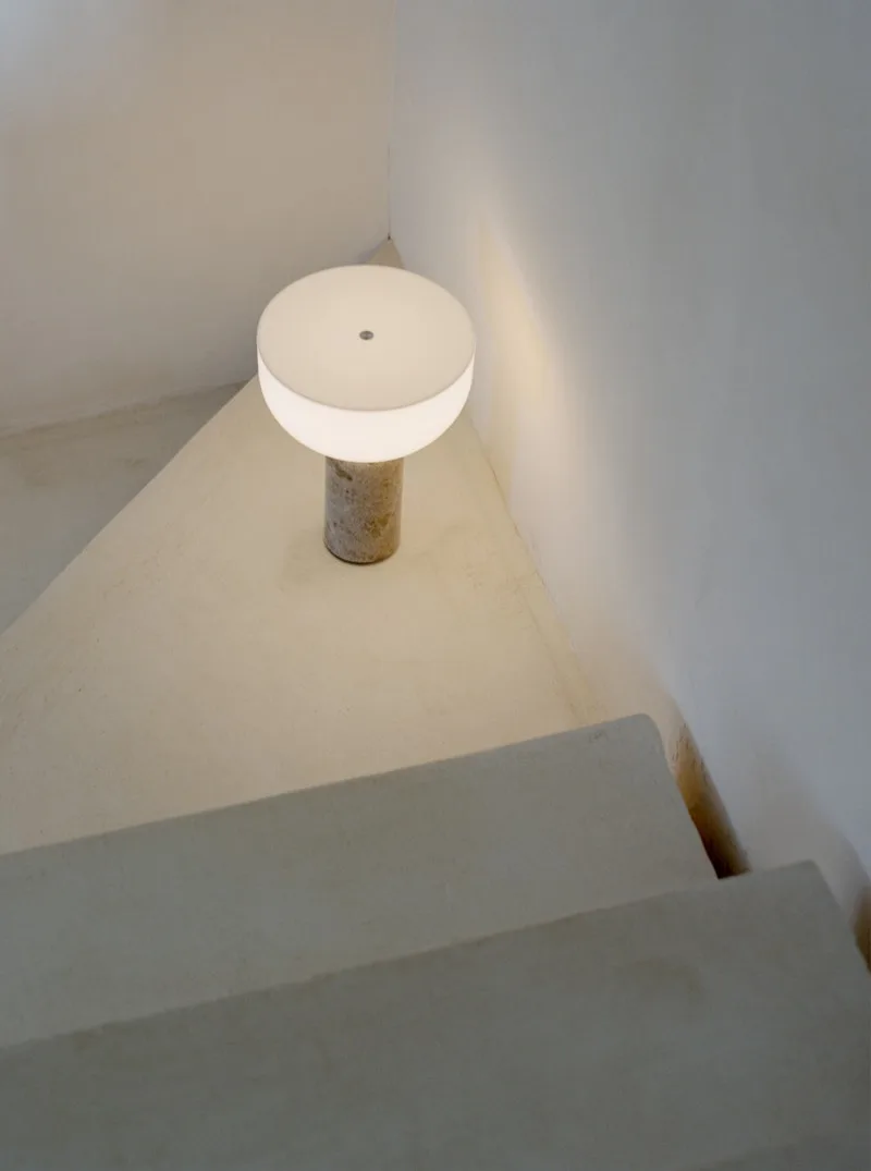 Kizu Portable Table Lamp van New Works – sfeerfoto 6 van 11