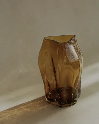 A STUDY 001 / Blæhr Vase Small de New Works – photo d’ambiance 2 sur 8