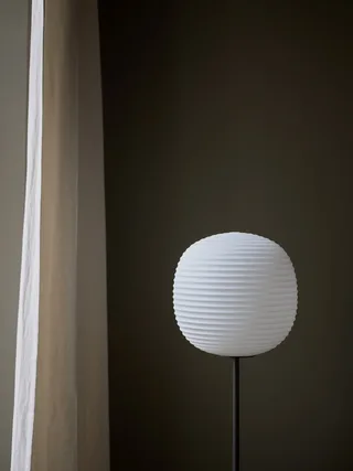 Lantern Floor Lamp de New Works – photo d’ambiance 4 sur 6
