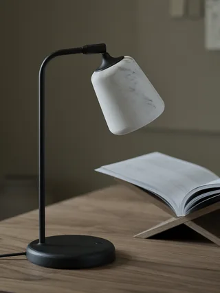 Material Table Lamp von New Works – Ambientefoto 2 von 3