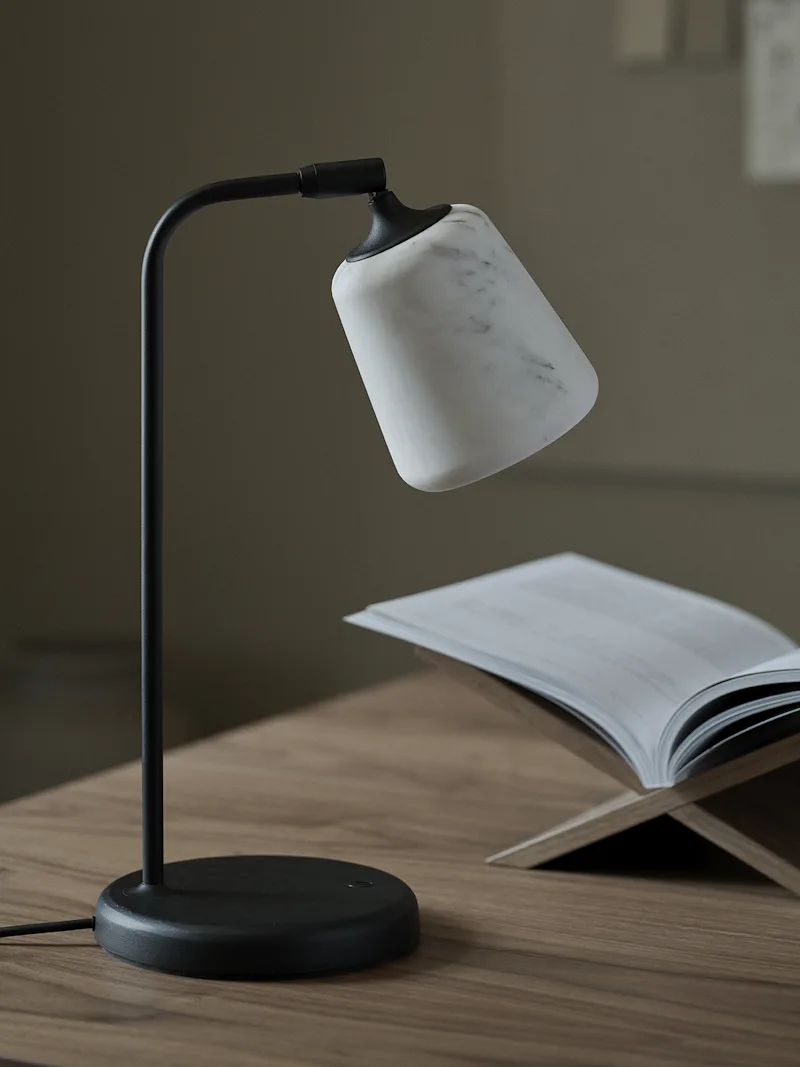Material Table Lamp von New Works – Ambientefoto 2 von 3