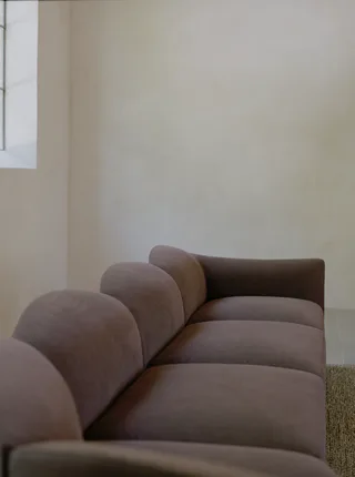 Shore Modular Sofa, Configuration 4 von New Works – Ambientefoto 2 von 8