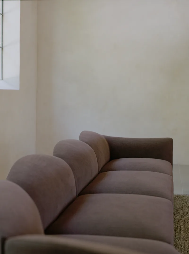 Shore Modular Sofa, Configuration 4 von New Works – Ambientefoto 2 von 8