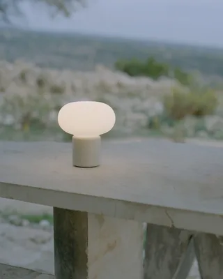 Karl-Johan Portable Table Lamp de New Works – photo d’ambiance 2 sur 4